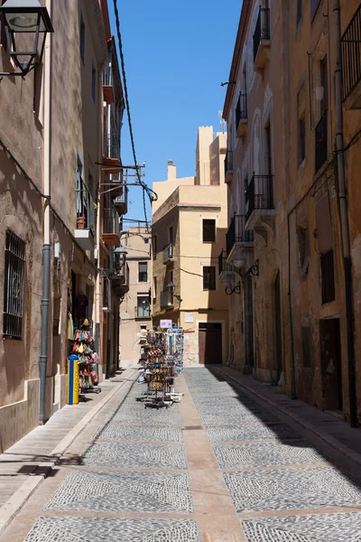 Типичная испанская улица с магазином сувениров — стоковое фото