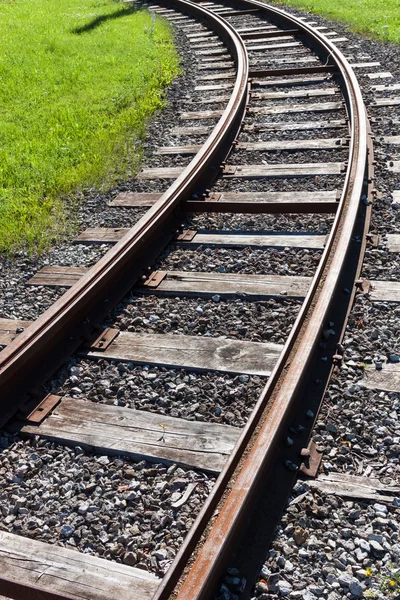 Rail road järnvägsspår försvinner runt en kurva — Stockfoto