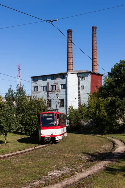 Old vintage trem merah di jalan akan depot — Stok Foto