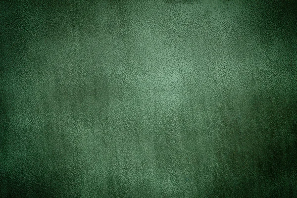 Placa de metal verde fundo escuro afiado — Fotografia de Stock