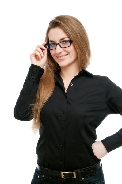 Chica joven con gafas y una camisa negra, sonriendo . — Foto de Stock