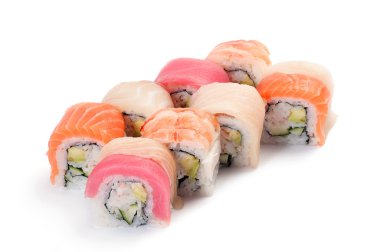 Uramaki. arco iris. salmón, atún, mero, jurel, camarón tigre