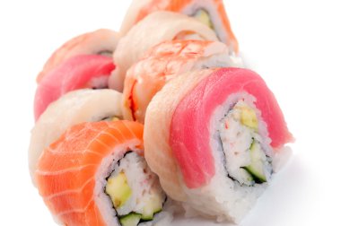 Uramaki. arco iris. salmón, atún, mero, jurel, camarón tigre