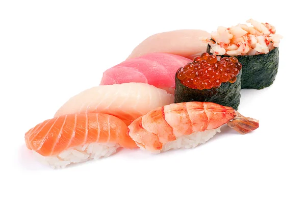Sushi surtido pequeño. Sobre un fondo blanco. Salmón, atún, yello —  Fotos de Stock