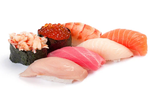 小的寿司拼盘。在白色的背景。三文鱼、 金枪鱼、 红黄 — 图库照片