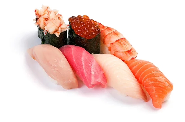 小さな寿司盛り合わせ。白い背景。サーモン、マグロ、イエロー — ストック写真