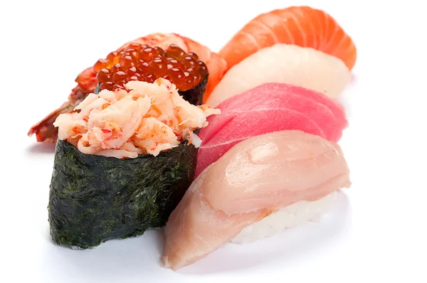 Sushi surtido pequeño. Sobre un fondo blanco. Salmón, atún, yello —  Fotos de Stock