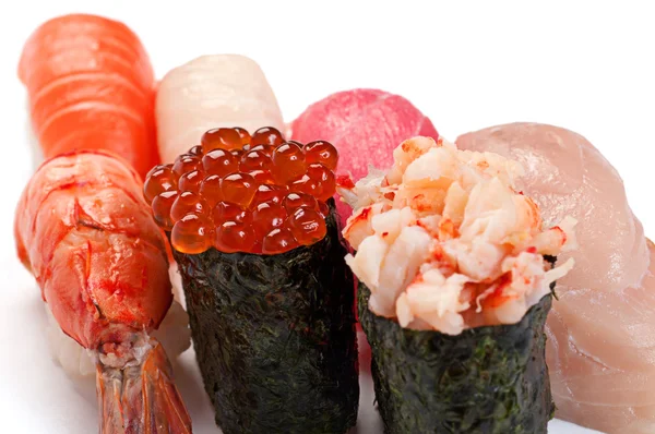 Assorti Sushi petit. Sur fond blanc. Saumon, thon, bonjour — Photo