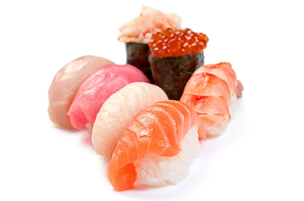 小さな寿司盛り合わせ。白い背景。サーモン、マグロ、イエロー — ストック写真