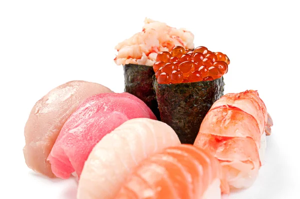 Sushi assortito piccolo. Su uno sfondo bianco. Salmone, tonno, yello — Foto Stock