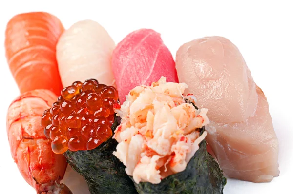小的寿司拼盘。在白色的背景。三文鱼、 金枪鱼、 红黄 — 图库照片