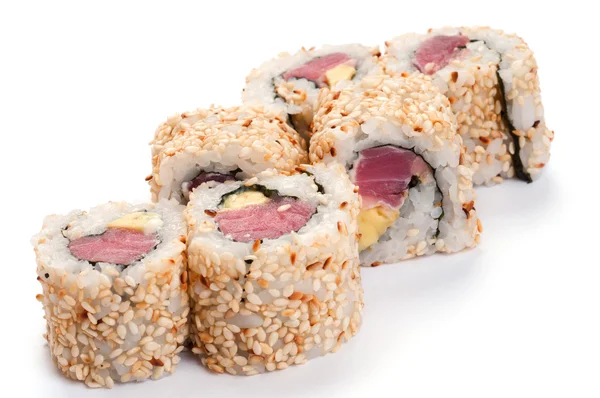 Uramaki mit Thunfisch. auf weißem Hintergrund. Thunfisch, Reis, Sesam siehe — Stockfoto