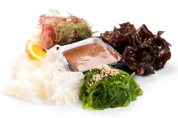 Salat. kaiso sarada. auf weißem Hintergrund. Chuck, Tohsaka, Cora — Stockfoto