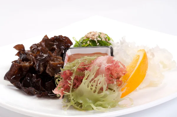 Salat. kaiso sarada. auf weißem Hintergrund. Chuck, Tohsaka, Cora — Stockfoto