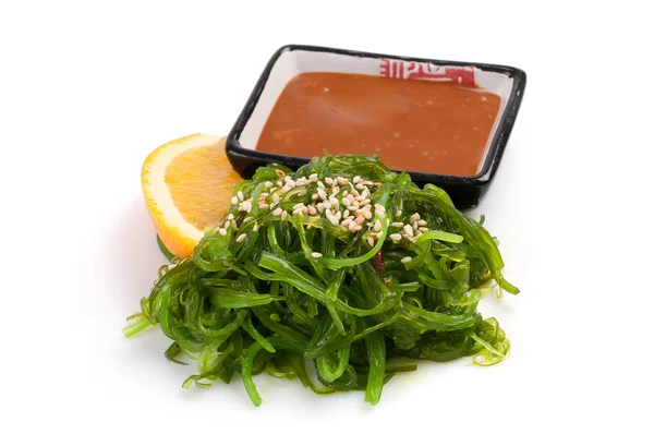 Salat. Chuck Sarada. auf weißem Hintergrund. Algen, nussige Soße. — Stockfoto