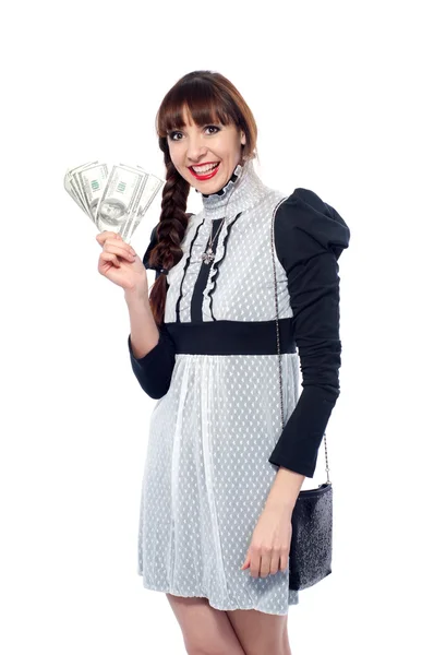 Веселая молодая девушка с ярким макияжем держит деньги в кармане — стоковое фото