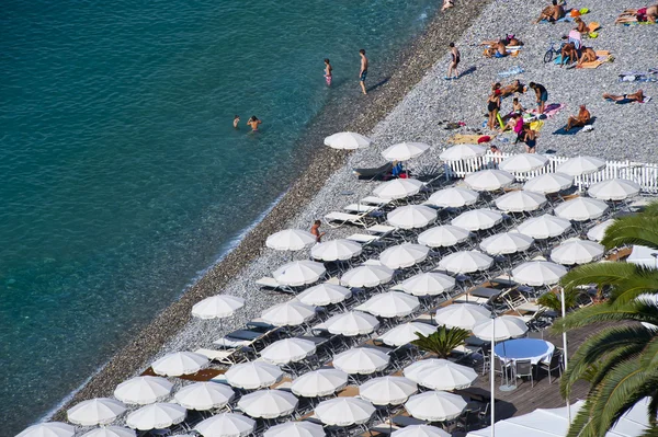 Baigneurs de soleil sur la plage rocheuse de Nice — Photo