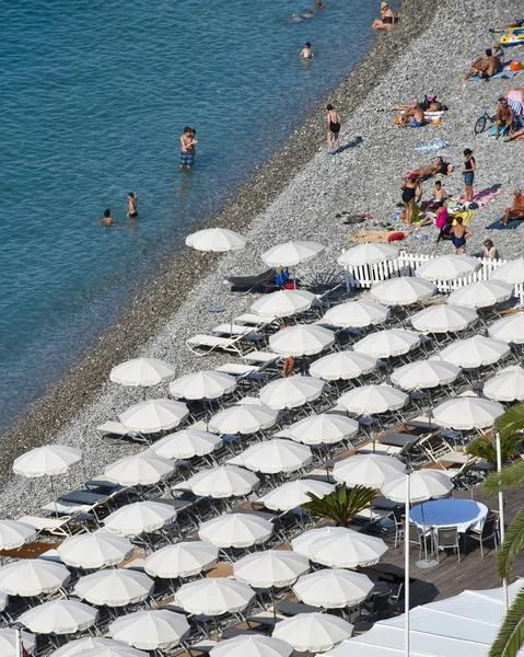 Bagni di sole sulla spiaggia rocciosa di Nizza — Foto Stock