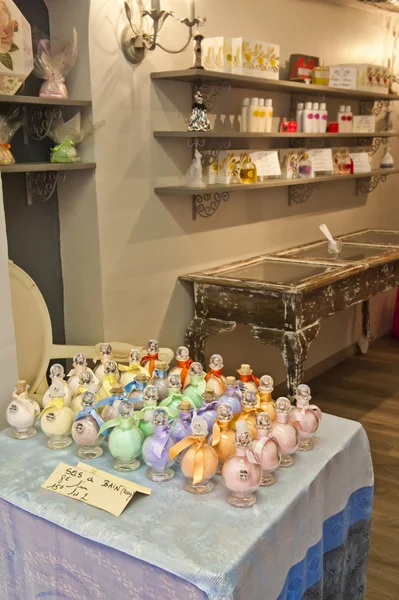 Соли для ванн в парфюмерном магазине в Грассе — стоковое фото