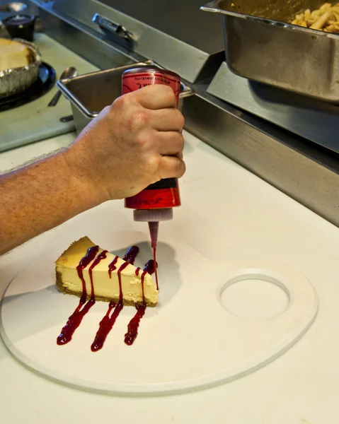 Salsa alla fragola sulla torta di formaggio — Foto Stock