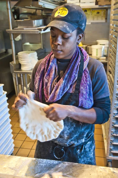 Mujer haciendo corteza de pizza —  Fotos de Stock