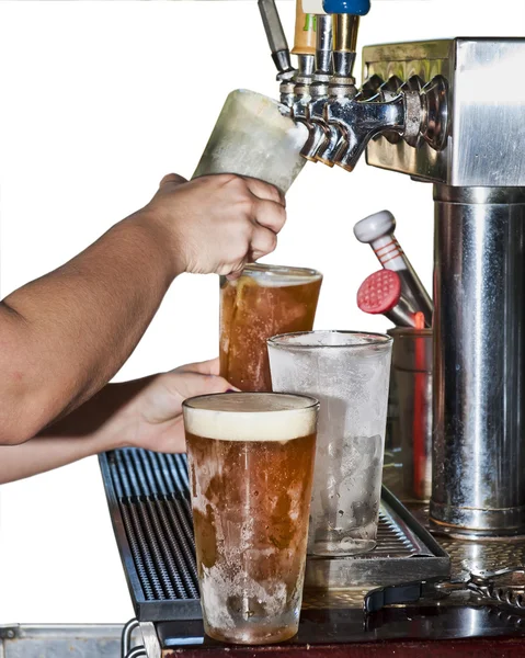 Öl från kranen till kylda glas — Stockfoto