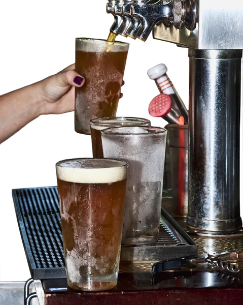 Bier vom Zapfhahn bis zum gekühlten Glas — Stockfoto