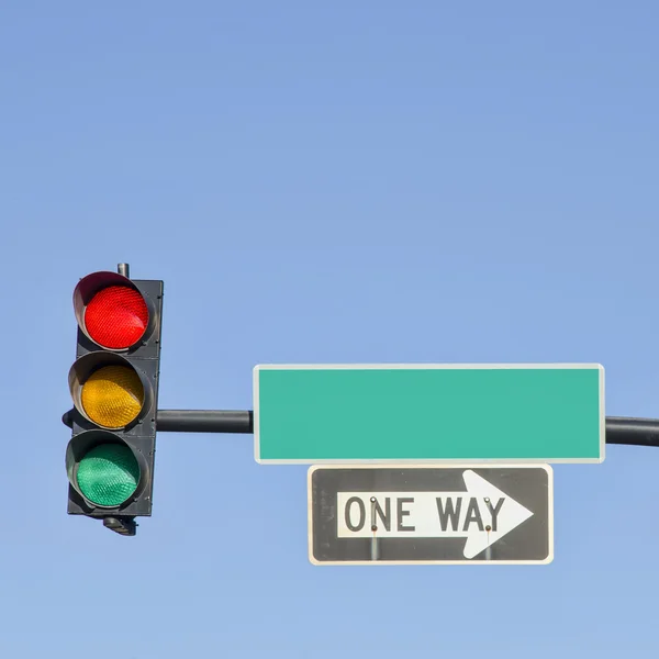 Светофор и уличные знаки — стоковое фото