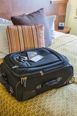 çanta otel yatağı üzerinde rulo