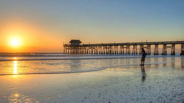 Walker, sunrise plajda silüeti — Stok fotoğraf