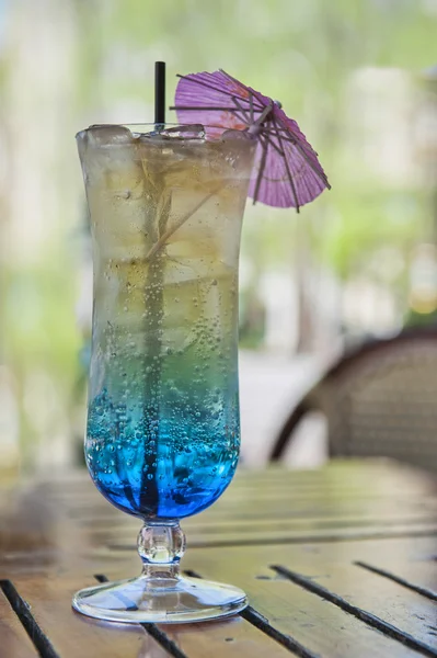 Bebida tropical com guarda-chuva — Fotografia de Stock