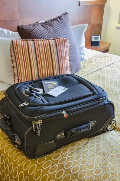Ролл на борту сумка на кровать отеля — стоковое фото