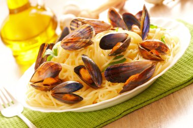 Spaghetti and mussels clipart