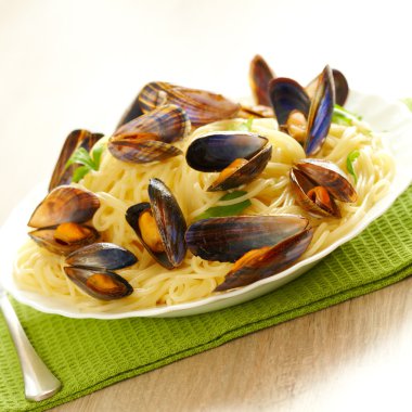 Spaghetti and mussels clipart