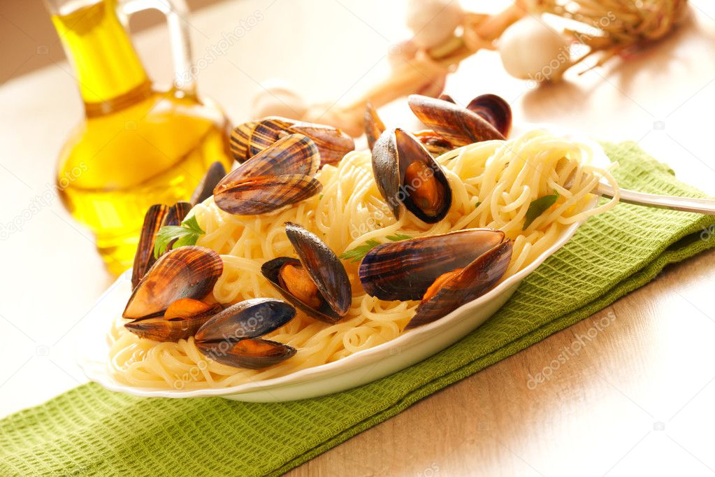 Spaghetti and mussels Stock Photo by ©Amaviael 12375040