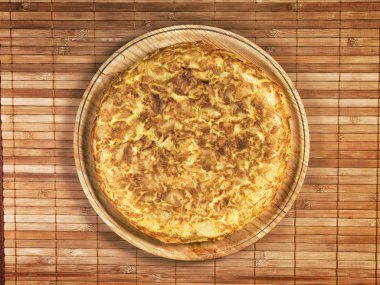 İspanyol tortilla ahşap plaka üzerinde