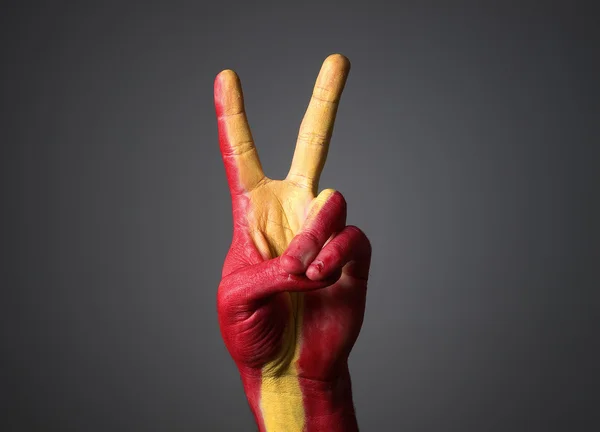 Mão pintada com a bandeira da Espanha símbolo da vitória — Fotografia de Stock