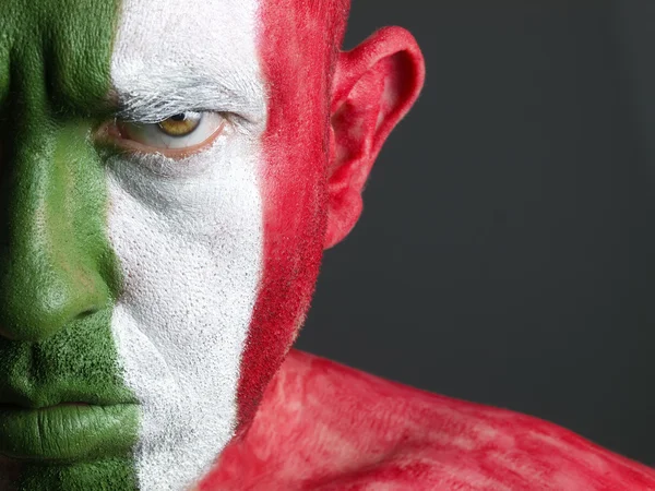 L'homme et son visage peints avec le drapeau de l'Italie — Photo
