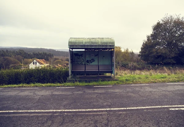 Vintage tarzı ile kırsal otobüs durağı — Stok fotoğraf