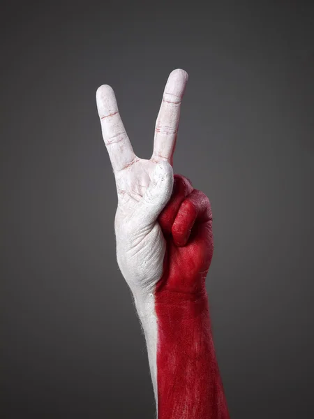 Mão pintada com a bandeira da Polônia e expressando positividade com o símbolo da vitória — Fotografia de Stock