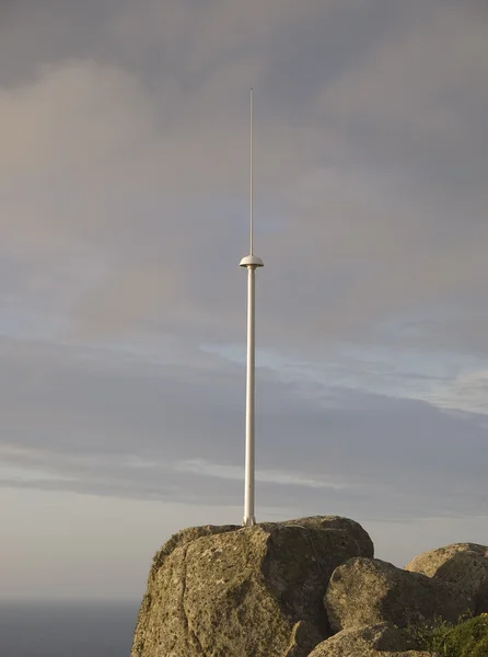Антенна на скале на побережье в солнечный день — стоковое фото