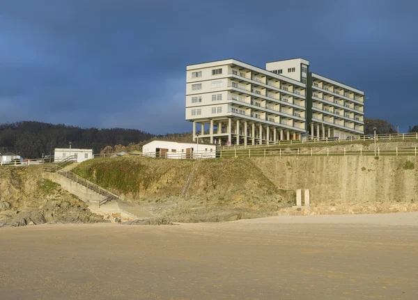 Edificio de apartamentos en el borde de la playa — Foto de Stock