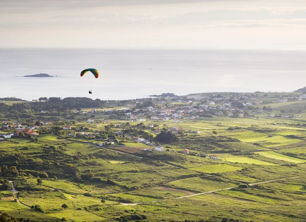 Man beoefenen paragliding in de schemering — Stockfoto