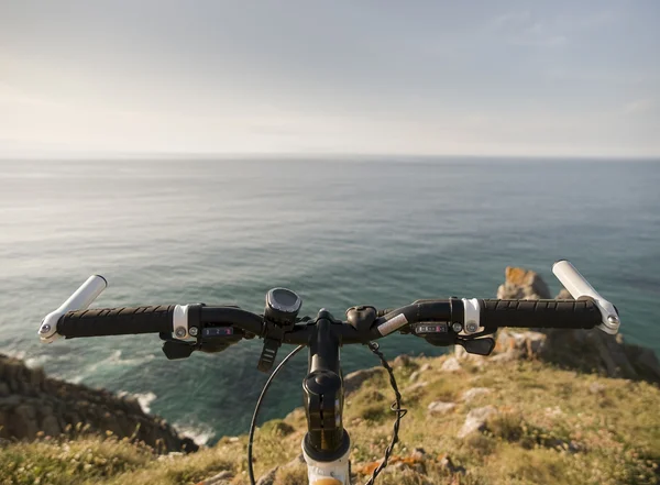 自転車のハンドルバーと海岸の風景 — ストック写真