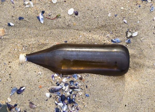 Szklana butelka na plaży — Zdjęcie stockowe
