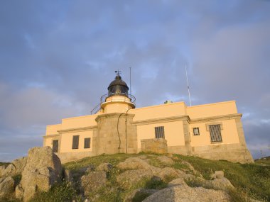 Günbatımında bir bina inşa deniz feneri