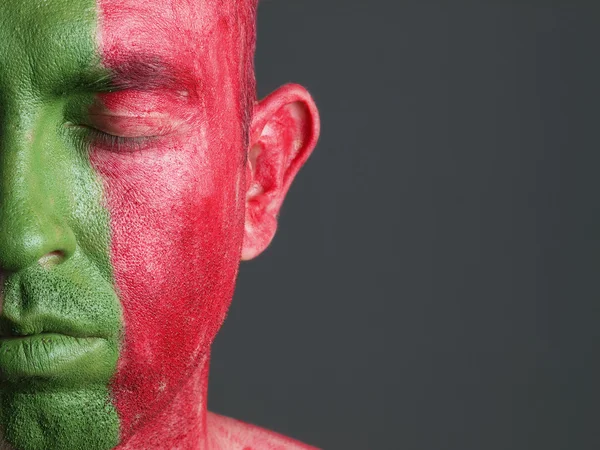 Homem rosto pintado bandeira de Portugal, olhos fechados — Fotografia de Stock