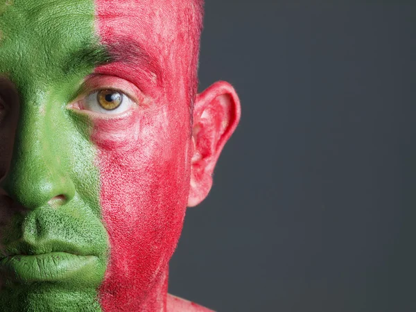 Cara de homem pintada bandeira de Portugal, expressão triste — Fotografia de Stock