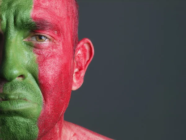 Άνθρωπος face painting σημαία της Πορτογαλίας, θλιβερή έκφραση. — Φωτογραφία Αρχείου