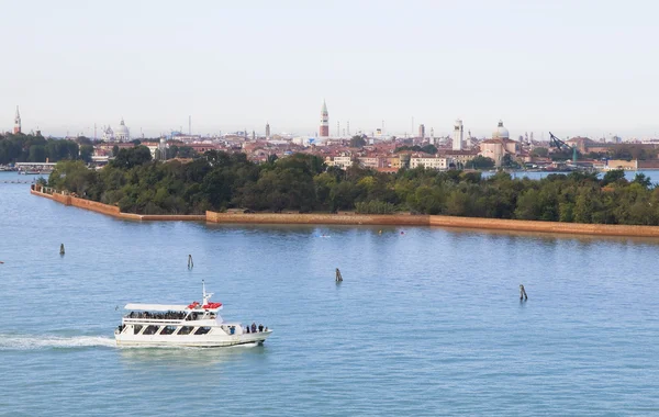 Krajina, loď v popředí a Benátky na pozadí — Stock fotografie